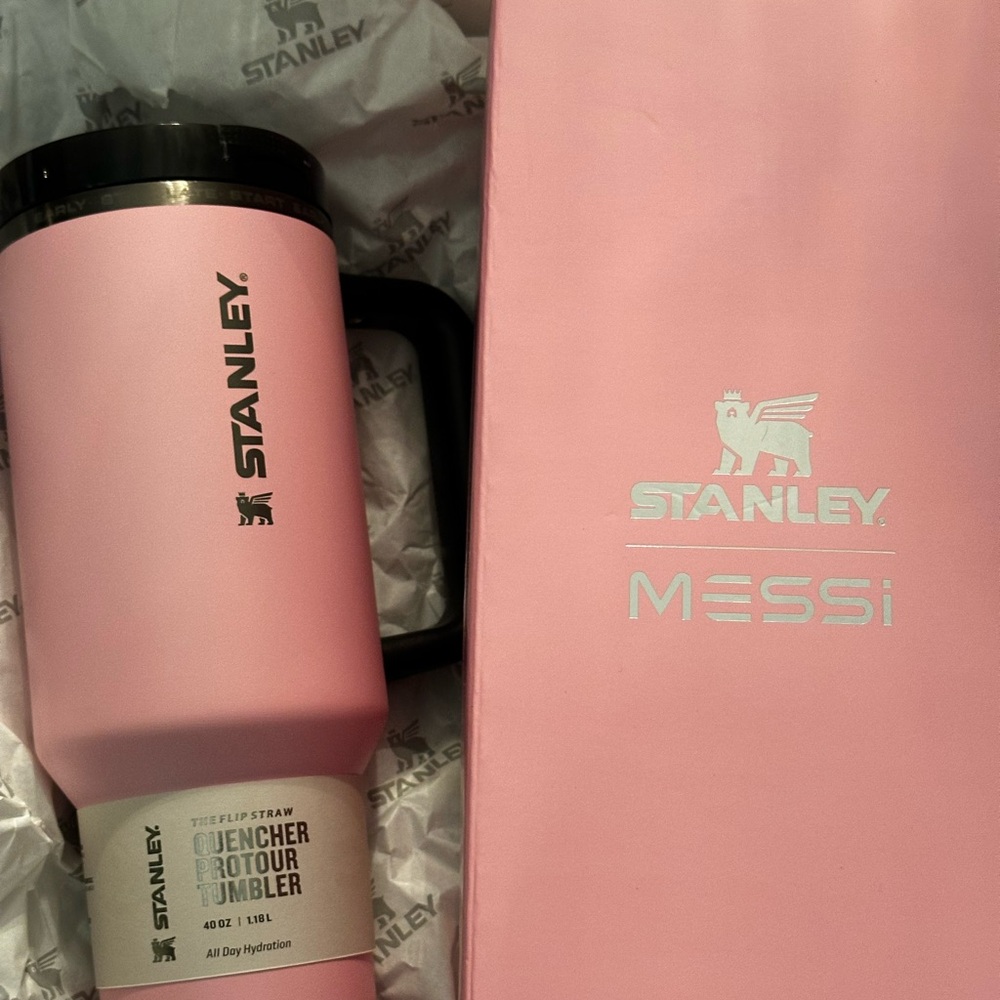 STANLEY x MESSI GOAT 
Pink&Black Design
Coveted collector Stanley 
40oz Tumbler